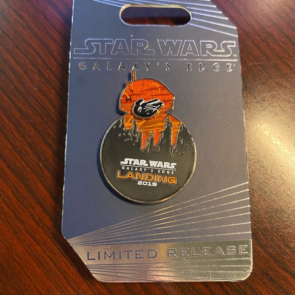 NWT Star Wars Limited Release Galaxy’s Edge Pins - Picture 1 of 2